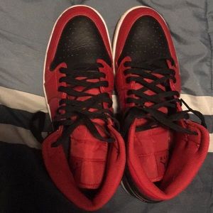 Jordan 1 mid red